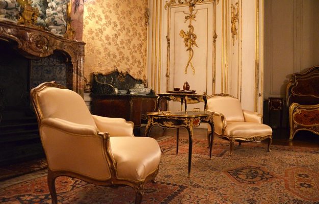 Cumpar mobilier vechi